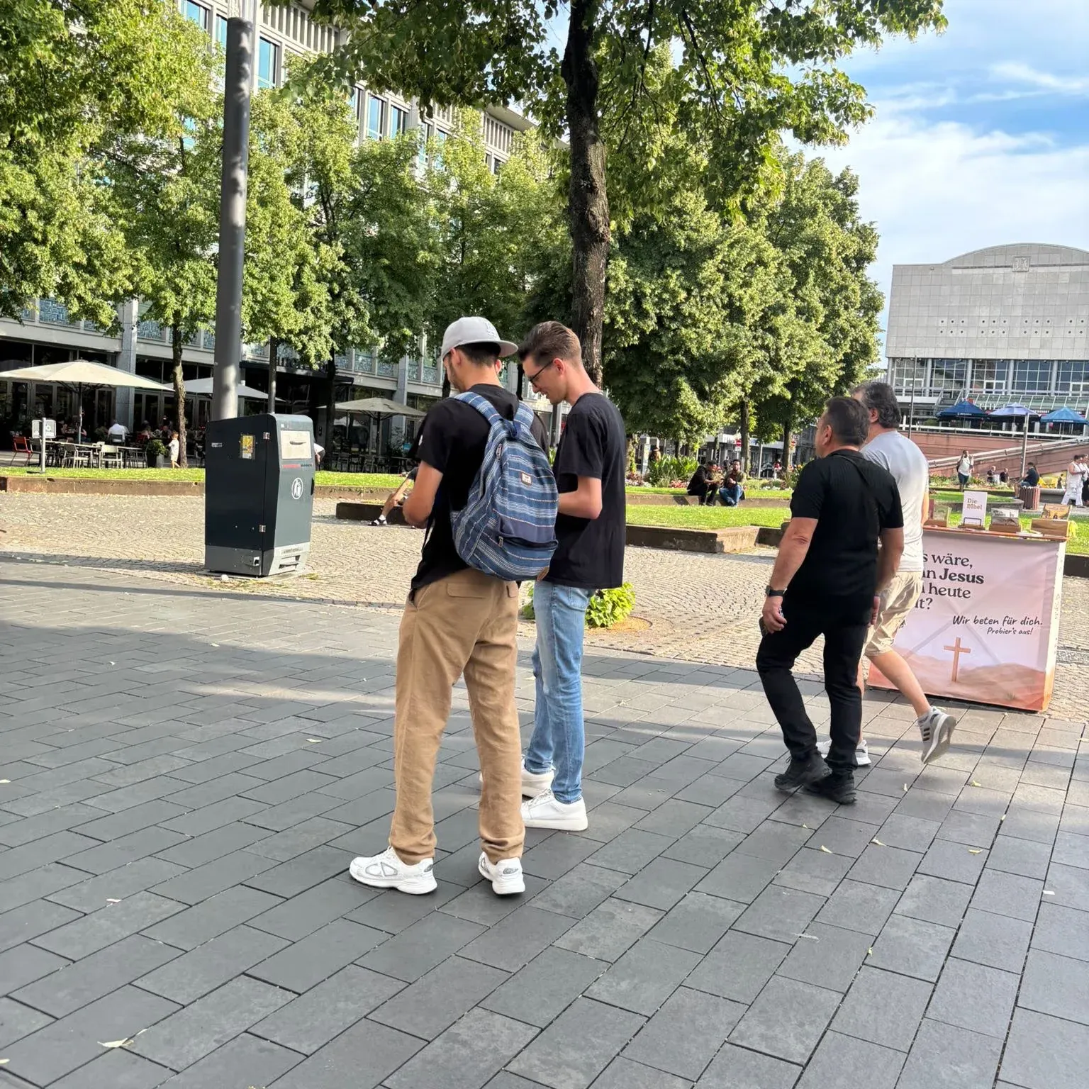 Gespräche am Stand der SAM Hauskirche auf dem Paradeplatz in Mannheim