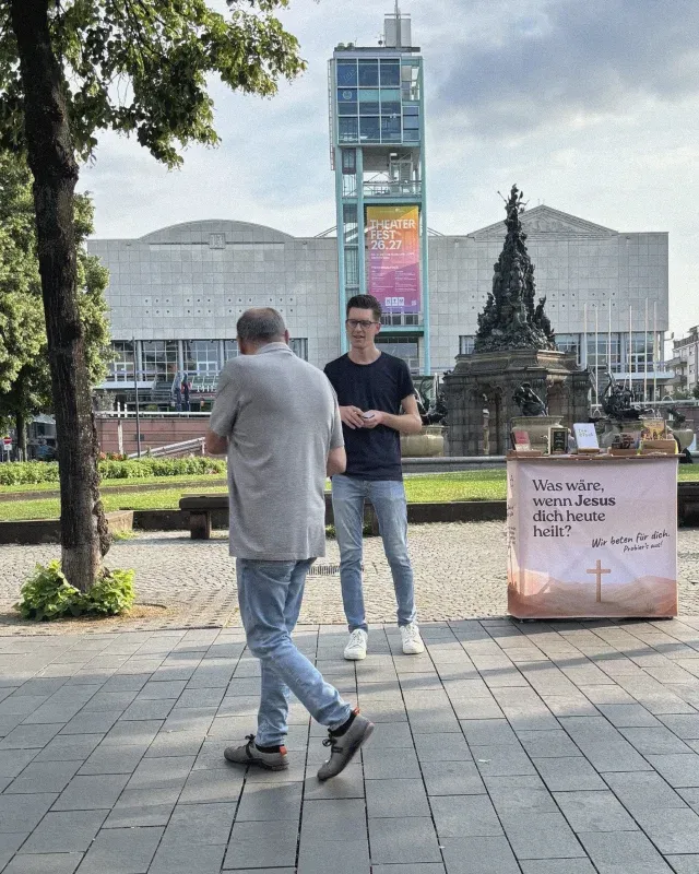 Gespräch am Stand der SAM Hauskirche auf dem Paradeplatz in Mannheim
