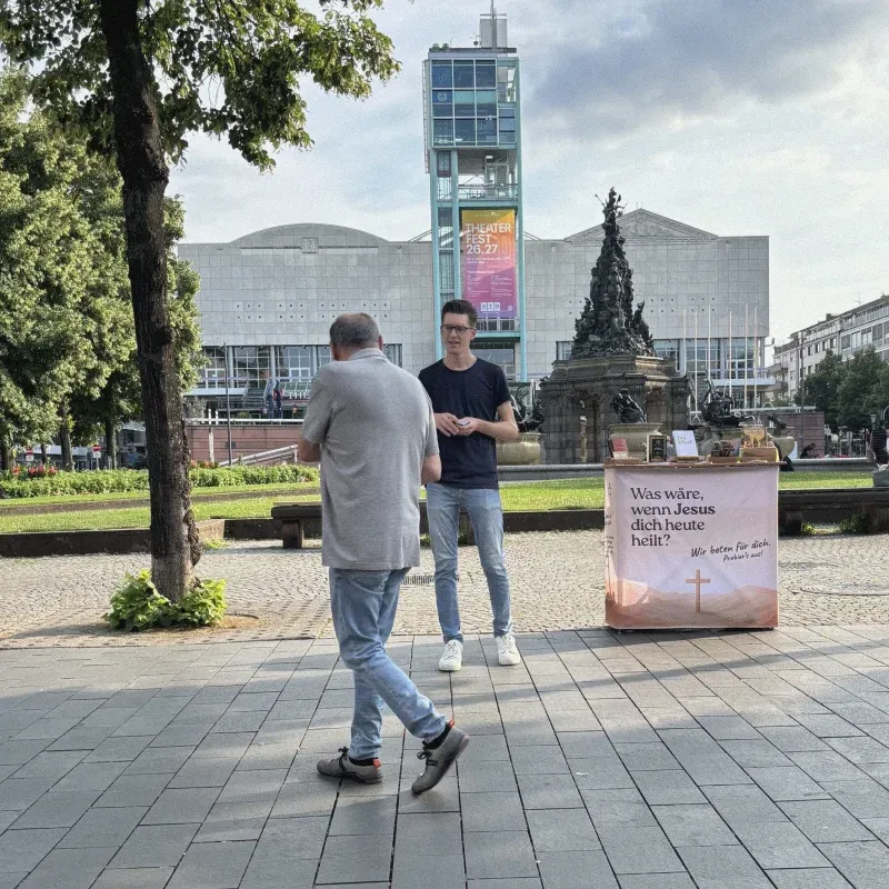 Gespräch am Stand der SAM Hauskirche auf dem Paradeplatz in Mannheim